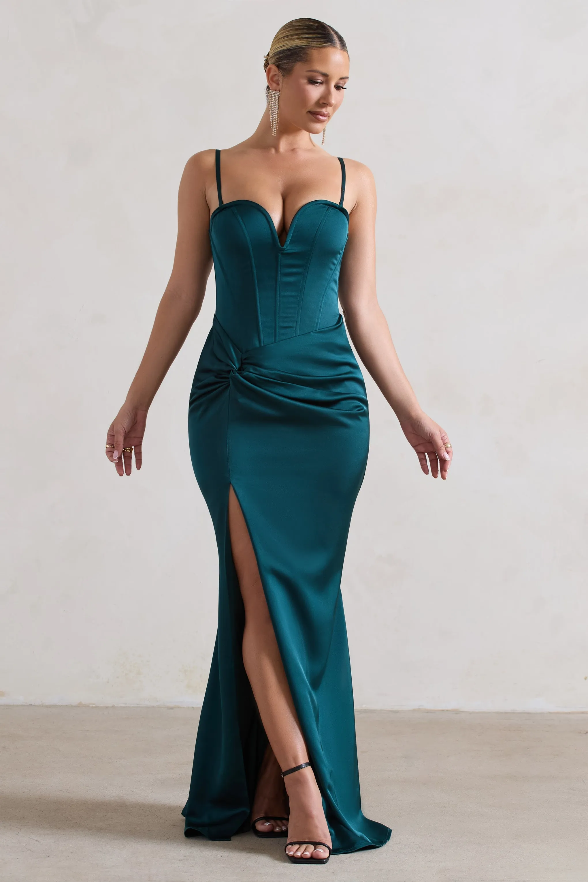 Ardelle | Robe longue en satin vert bouteille à corset et torsadée